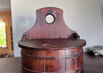 Pojemnik drewniany z klapką. Do powieszenia