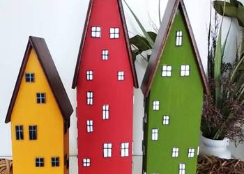 Kolorowe domki z wysokimi dachami – dekoracyjna zabudowa