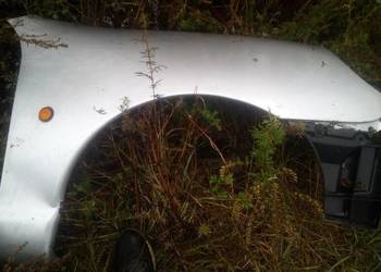 Błotnik przedni prawy FORD PUMA srebrny.