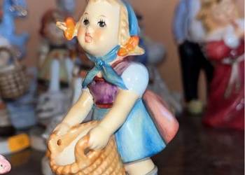 Dziewczynka mała z koszyczkiem. Figurka Goebel. 1960r. Dziewczynka mała z koszyczkiem. Figurka Goebel. 1960r.