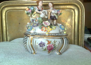 Piękna Porcelanowa szkatuła z figurami-Sygnowana