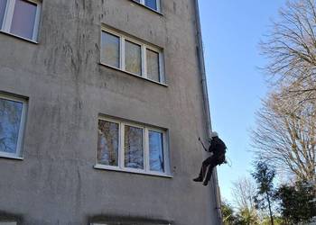 prace wysokościowe, alpinista mycie malowanie montaż