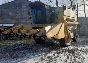 Kombajn zbożowy New Holland TX 32 z przystawka do kukurydzy