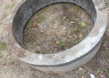 Mały krąg betonu średnicy 80cm, ścianka 8cm, wys około 30cm z kołnierzem