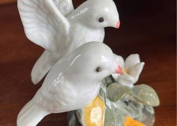 Figurka 2 ptaszków. Porcelana. Bez sygnatury.  Cena 55 zł.   Wysokość 10,5 Figurka 2 ptaszków. Porcelana. Bez sygnatury.  Cena 55 zł.   Wysokość 10,5