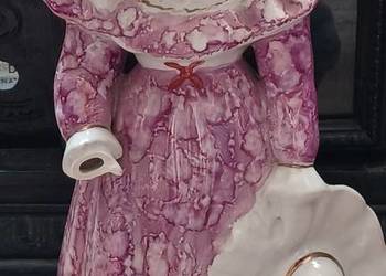 33 CM WYS Z BRAKIEM DLONI I RYSĄ NA SPODZIE PĘKNIĘCIA PORCELANA Z INICJALAM