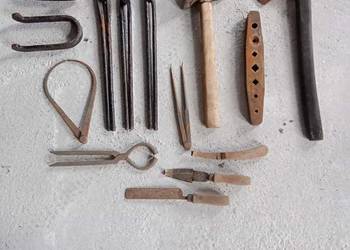 Narzędzia kowalskie kleszcze gwoździownica siekiera