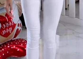 Białe spodnie jeansowe rurki złote guziki napy