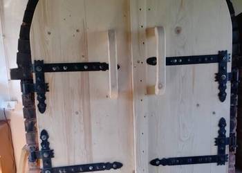 ZAWIASY KĄTOWE 400mmx300mm 
zestaw
 4  szt narożników + 4 haki 
Rygiel kla