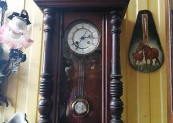 Zegar mechaniczny w rzeźbionej skrzyni