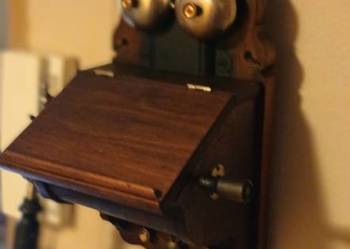 Zabytkowy telefon na ścianę z lat XX w