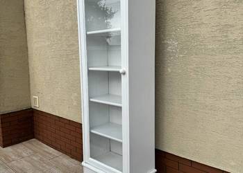 Witryna drewniana wąska słupek kredens półki regał szafa biała biblioteka