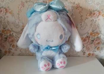 Urocza maskotka, pluszak Cinnamoroll przebrana za miśa. VINTED/OLX