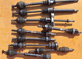 VW PASSAT 2.3 B5 AUTOMAT PÓŁOŚ PRAWA PRZÓD 8D0407271BC