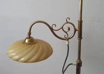 Mosiężna lampa podłogowa z ozdobnym, ruchomym ramieniem