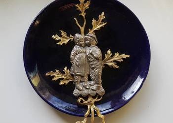 Stary kobaltowy talerz z metalową ozdobą Stary kobaltowy talerz z metalową ozdobą