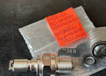 Króciec do zaworu suchego skafandra doczołowy.