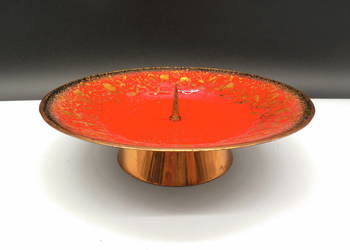 Emaliowany świecznik, pochodzący z połowy XX wieku.