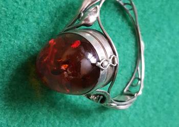 Srebrna bransoleta z bursztynem i zegarkiem.