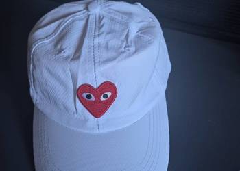 Nowa czapka PLAY Comme des Garçons CDG – biała, czerwone serce, metka