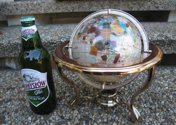 Globus z masy perłowej - niezwykły.