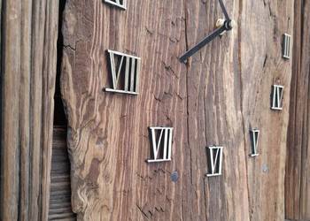 Zegar ze starego drewna.