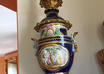 Lampa elektryczna. Majolika. W medalionach puto