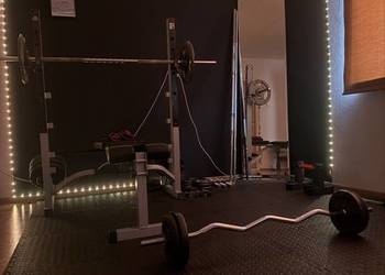Domowa siłownia 108KG + ławka regulowana ze stojakami | KOMPLET