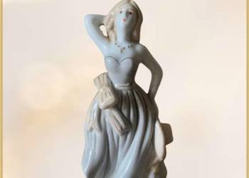 Porcelanowa figurka eleganckiej damy z kapeluszem w ręku z lat 50 XX w.