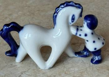 Figurka chłopiec z koniem