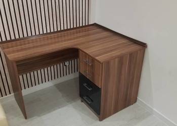 Biurko narożne z szufladami i fotelem