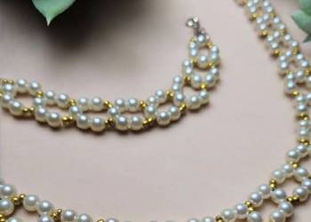 Zestaw naszyjnik z bransoletka z sztucznych pereł.