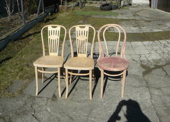 Stare krzesła gięte.