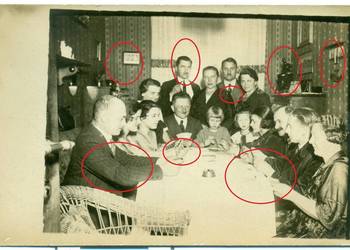 Stara fotografia rodzina przy stole karty lata 30-te ?