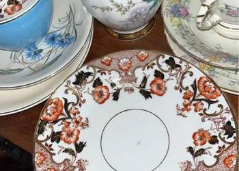 Spodek. Stara porcelana, z czarnymi i brązowymi kwiatami. Spodek. Stara porcelana, z czarnymi i brązowymi kwiatami.