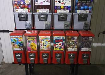 Automat do sprzedaży zabawek i pamiątek w kapsułach, piłek kauczukowych