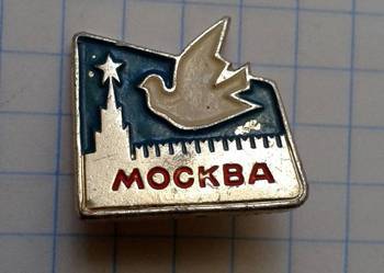 ODZNAKA Z NAPISEM MOSKWA I BIAŁYM GOŁĘBIEM