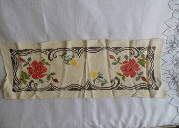 Bieżnik haftowany recznie w róże Bieżnik haftowany recznie w róże