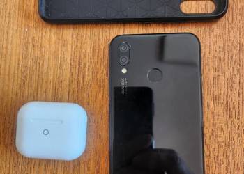 Huawei P20 ze słuchawkami w komplecie