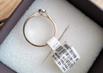 Złoty pierścionek zaręczynowy