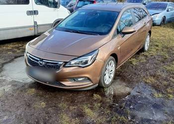 Bardzo ładna Astra  z małym przebiegiem lekko uszkodzona jeżdżąca