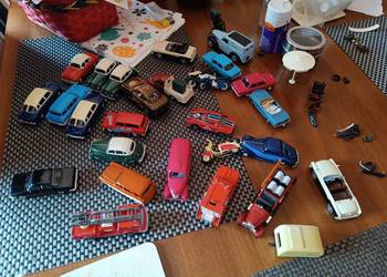 Zbiór ok. 25 małych modeli starych samochodów. Stan różny.