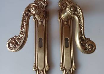 Mosiężne klamki  z szyldami.