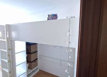 Łóżko piętrowe 90x200 z dużym biurkiem i regałem – białe