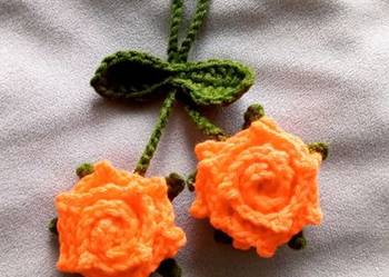 Różyczki wykonane na szydełku, brelok, zawieszka