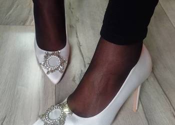 (40) BeMine/ Białe, bogato zdobione czółenka szpilki ślubne, NOWE