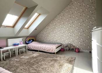 3 pokoje plus antresola, winda, garaż.