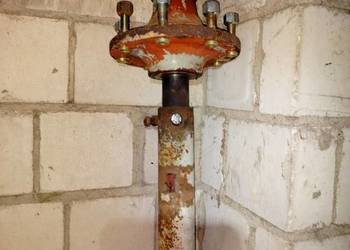 Oś do przyczepy opryskiwacza rozsiewacza z piastami