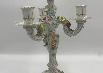 Porcelanowy kandelabr kwiatowy Sitzendorf – 4-ramienny, bogato zdobiony.