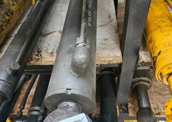 Siłownik hydrauliczny przechyłu łyżki Volvo BL 71